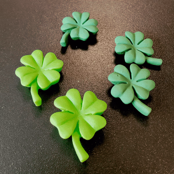 Klavertje vier koelkastmagneetjes in twee kleuren groen