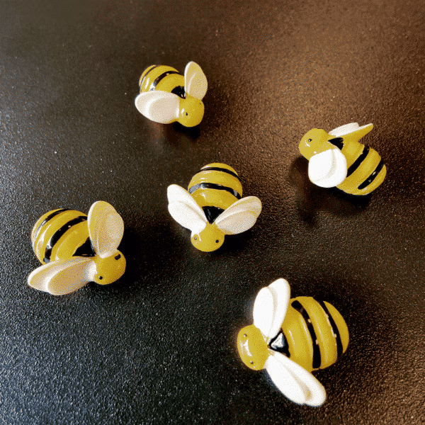 Koelkastmagneet Bijen met witte vleugeltjes en in gele kleur en met zwarte strepen op het lijfje