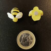 Twee gele bijtjes met een magneetje op de achterzijde