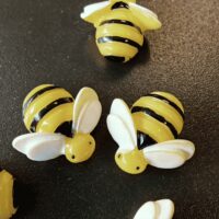 Koelkastmagneet Bijtjes met witte vleugeltjes en in lichtgele kleur op het lijfje met de kenmerkende zwarte strepen van een bij