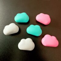Koelkastmagneten met de vorm van een wolk in de kleuren wit, blauw en roze