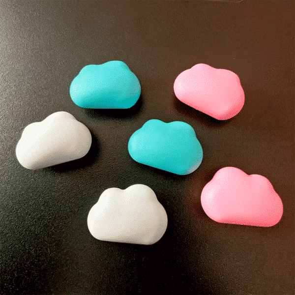 Koelkastmagneten met de vorm van een wolk in de kleuren wit, blauw en roze