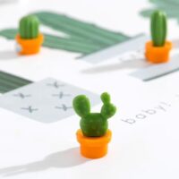 Koelkastmagneetjes in de vorm van plastic cactussen in terracotta kleurige potjes