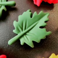 Groen boomblad van hars met een magneetje aan de achterzijde