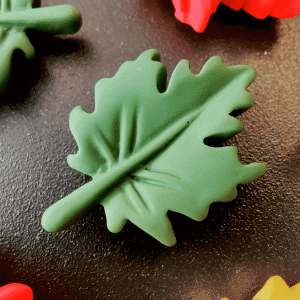 Groen boomblad van hars met een magneetje aan de achterzijde