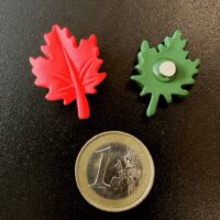 De achterzijde van het koelkastmagneetje in de vorm van een boomblad van hars