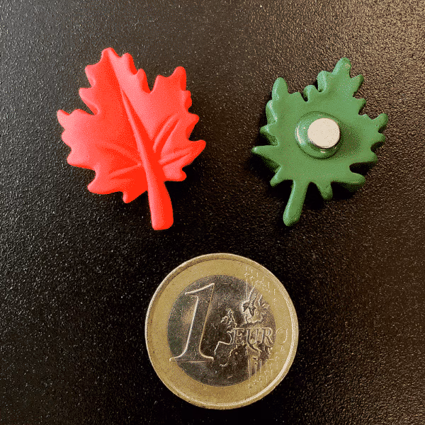 De achterzijde van het koelkastmagneetje in de vorm van een boomblad van hars