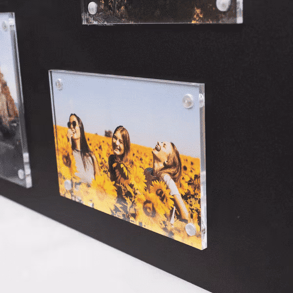 Fotolijstje zonder rand dat met ingewerkte magneten vastgezet kan worden