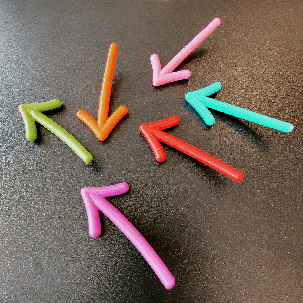 Pijl magneetjes in verschillende kleuren op een magnetenbord