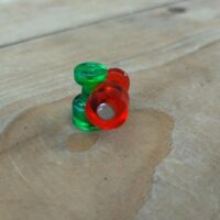 Twee pushpin whiteboard magneetjes in groene en rode kleur