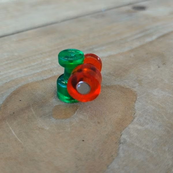 Twee pushpin whiteboard magneetjes in groene en rode kleur