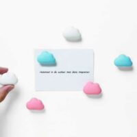 Koelkastmagneet Wolkjes 6 stuks met een briefje dat is vastgemaakt met de magneten