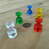 Vijf whiteboardmagneten in de vorm van een punaise