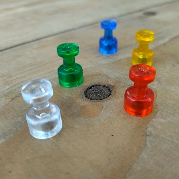 Vijf whiteboardmagneten in de vorm van een punaise