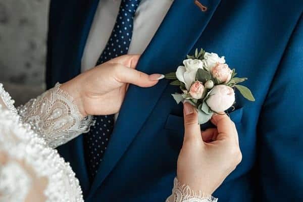 Corsage met een magneet bevestigen op bruidskleding