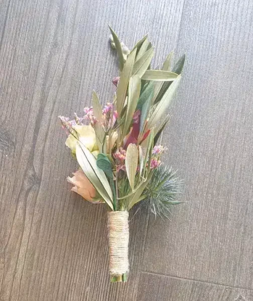 Corsage met een weggewerkte corsagemagneet