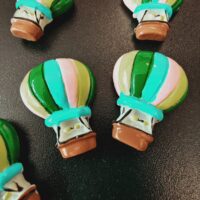 Luchtballon koelkastmagneetjes op een magneetbord