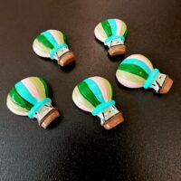 Koelkastmagneetjes Luchtballon (5 stuks) geplakt op een magneetbord