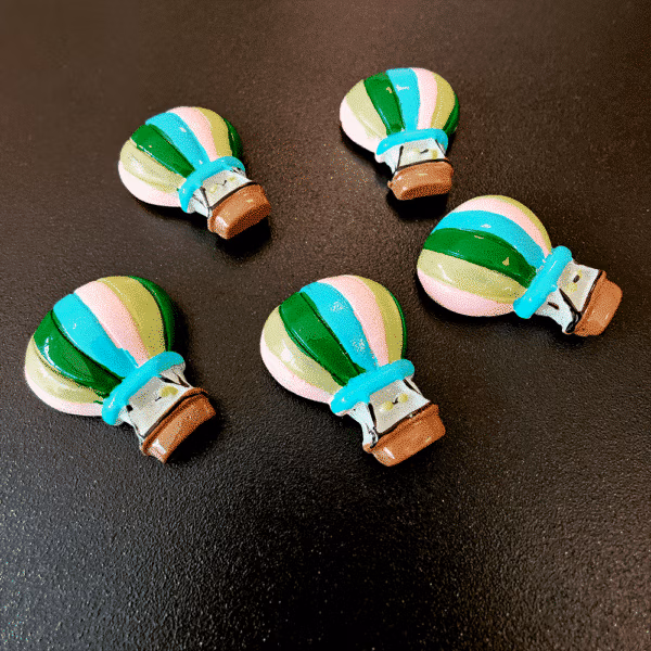 Koelkastmagneetjes Luchtballon (5 stuks) geplakt op een magneetbord
