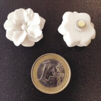 Witte bloesem met sterke magneetjes om als koelkastmagneet te gebruiken voor foto's en tekeningen of notities.