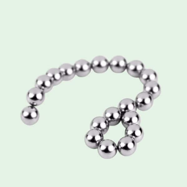 Kogelmagneetjes in een slinger aan elkaar gekoppeld