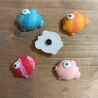 Koelkastmagneten in de vorm van gekleurde vissen