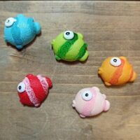 Gestreepte gekleurde vissen als koelkastmagneten