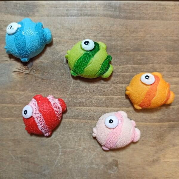 Gestreepte gekleurde vissen als koelkastmagneten