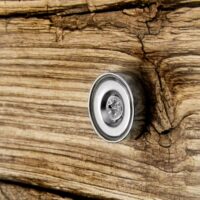 Potmagneet 20 mm in hout geschroefd