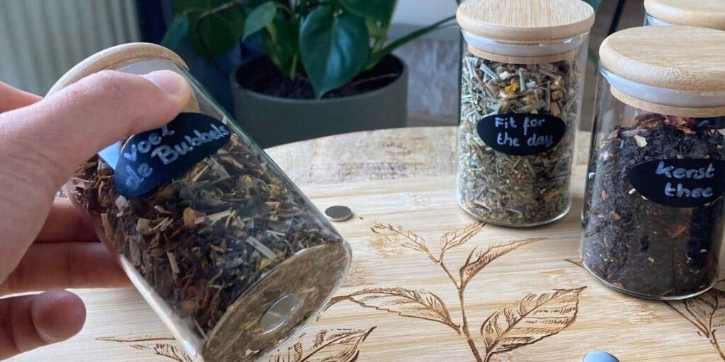 Metalen plaatjes voor magneten geplakt op glazen potjes