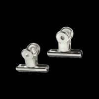 Twee zilveren klemmen met een sterke magneet