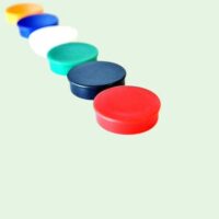 Een rij van whiteboard magneten van 20mm in diverse kleuren