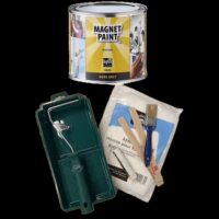 Pot mer magneetverf en alle verfmaterialen die nodig zijn om een magneetmuur te maken