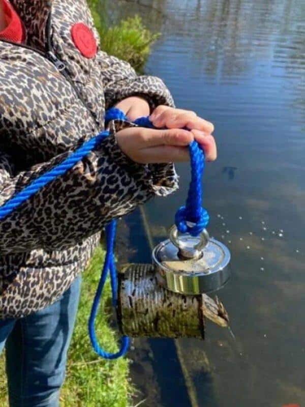 Meisje aan het magneetvissen