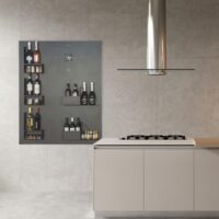 Zwart magneetbord in een moderne keuken met magnetische plankjes waar allerlei flessen wijn op zijn uitgestald