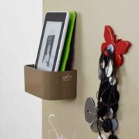 Magnetisch bakje 12 cm met zeer sterke magneet met veel draagkracht op een beige magneetbord