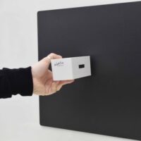 Zwart magneetbord met een wit magnetisch bakje