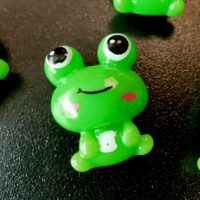 Groene kikker koelkastmagneet met grote ogen en een lachende mond