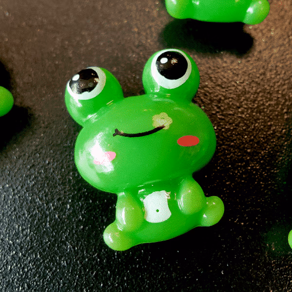 Groene kikker koelkastmagneet met grote ogen en een lachende mond