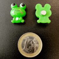 Twee groene kikkers van hars met een vrolijk kijkend gezichtje en een magneet op de achterzijde