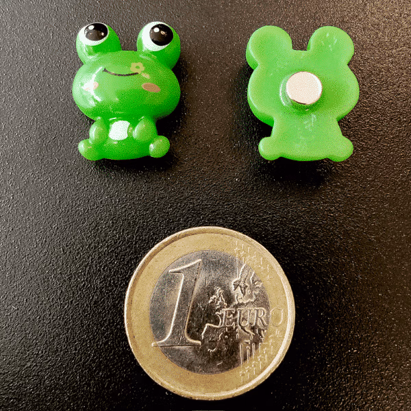 Twee groene kikkers van hars met een vrolijk kijkend gezichtje en een magneet op de achterzijde