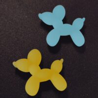 Twee Koelkastmagneet Balloon Dog in blauw en geel