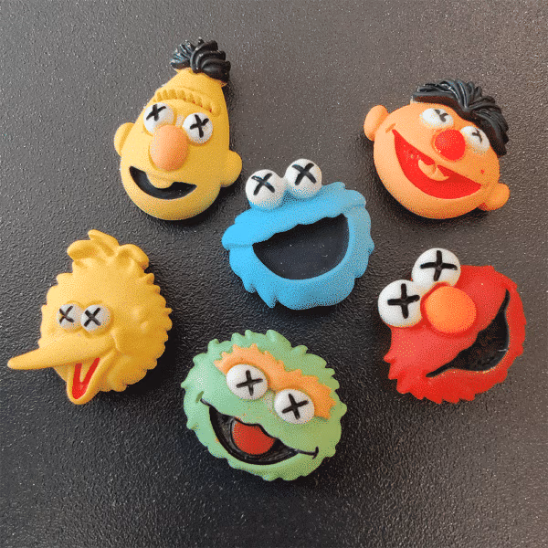 Zes verschillende magneten met de Sesamstraat figuren Bert, Ernie, Cookiemonster, Pino en Groover