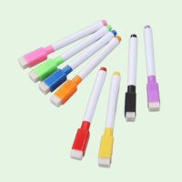 Acht gekleurde kleine whiteboardstiften met magnetische strip op de dop
