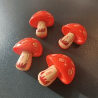 Koelkastmagneetjes in de vorm van een paddestoel met rood dakje en stippen