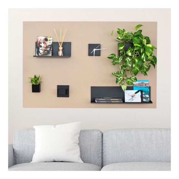 Beige groot magneetbord met zwarte metalen accessoires