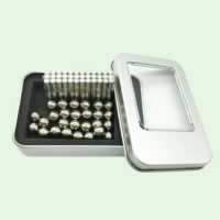 Magneet balletjes en staafjes in zilverkleur verpakt in een tinnen blikje