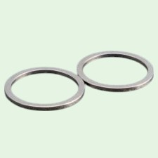 Foto van twee ringmagneten op een grijze ondergrond