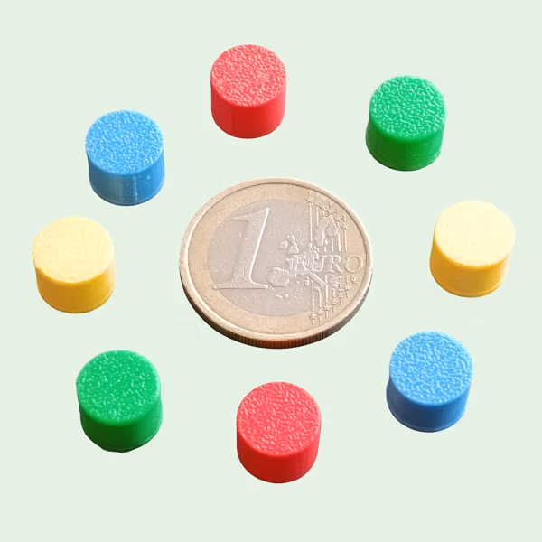 Cilindervormige magneetjes in de kleuren geel, blauw, rood en groen