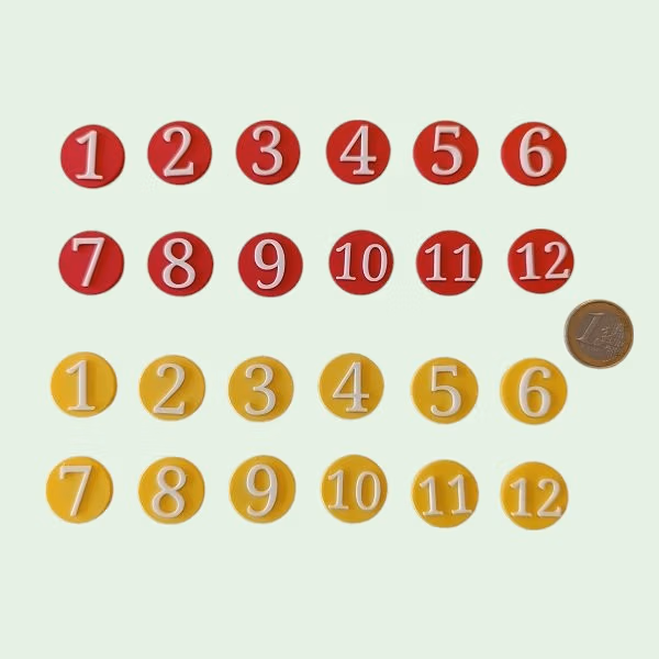 Voetbal magneten met nummers 1 tot en met 12 in rood en geel